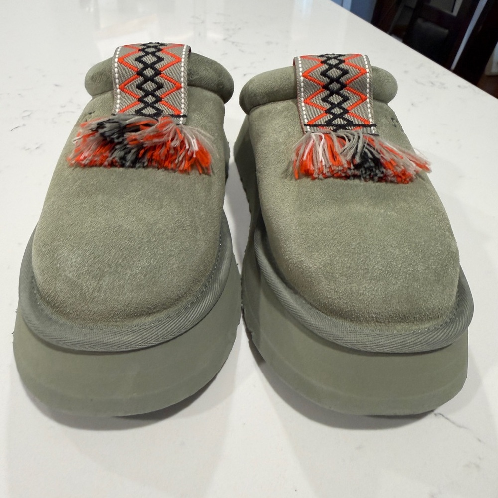 New! UGGS! - Picture 6 of 16